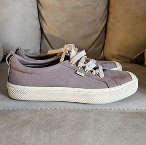 Cariuma gray fabric sneakers, size 8